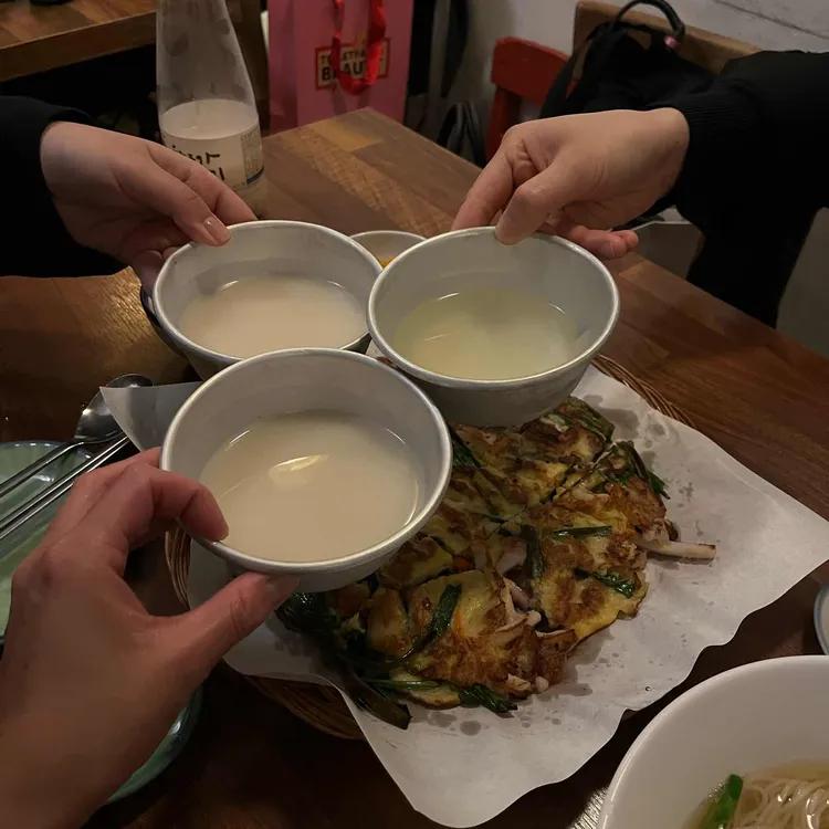 How to taste & enjoy korean makgeolli — Korean Traditional Liquor & Makgeolli Experience in Korea