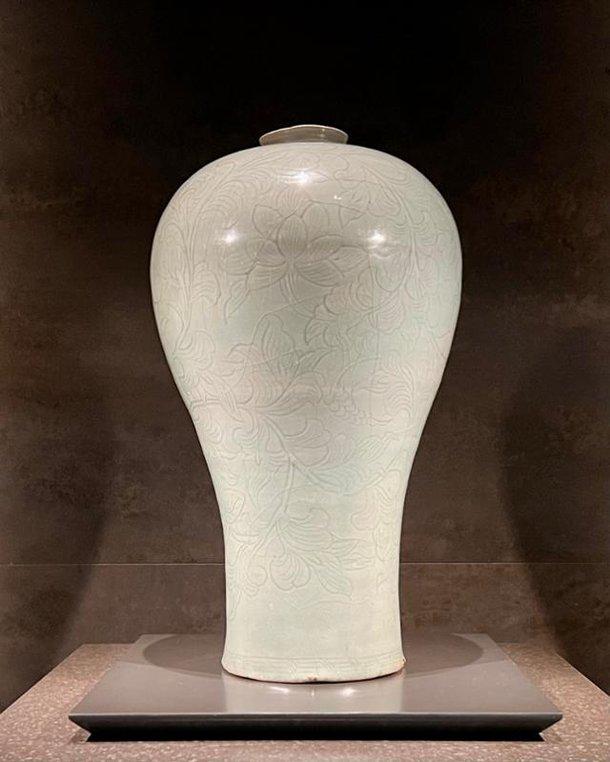 A pale jade-green Goryeo celadon vase with incised floral decoration