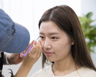 Hands-on Korean makeup instruction, brow and base technique close-up