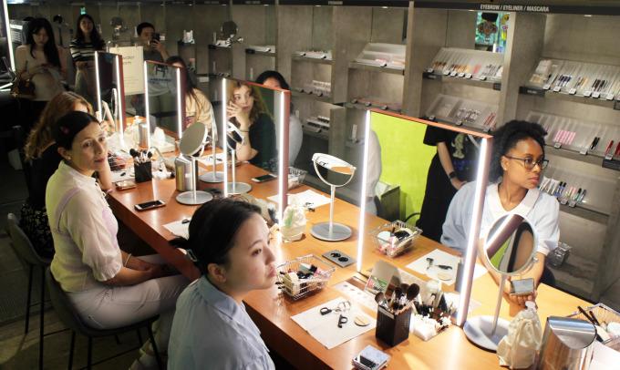 Group K-Beauty makeup class in Seoul with international participants at lit mirrors