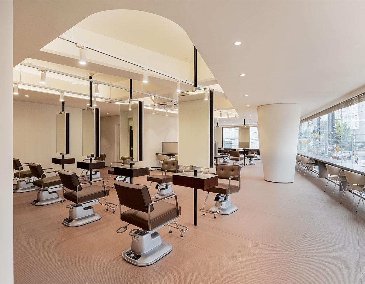Bright, premium Korean hair salon interior with styling chairs and large mirrors