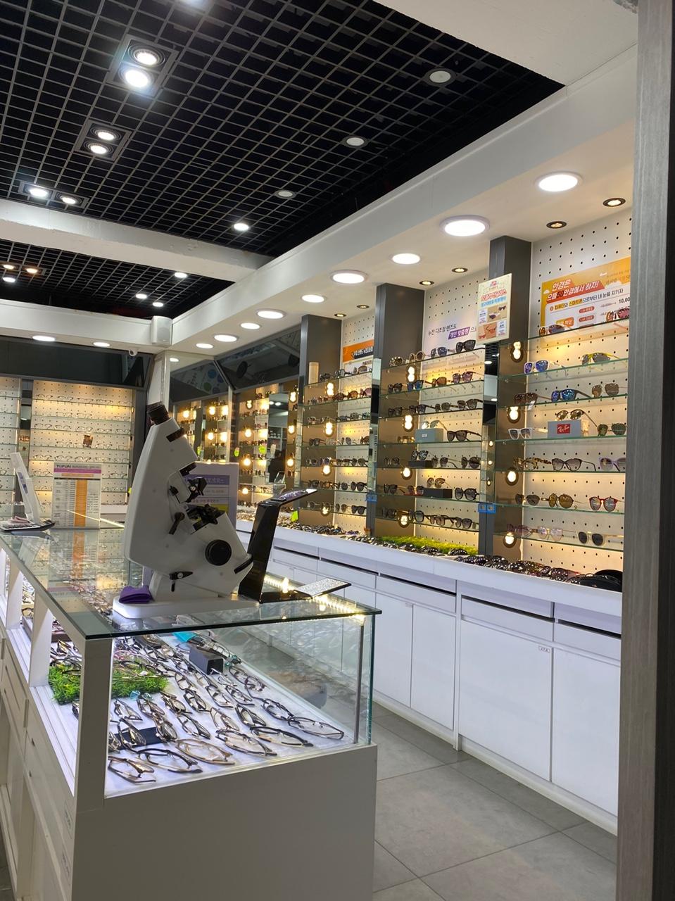 Interior of a Korean optical shop with frame displays and eye-testing equipment
