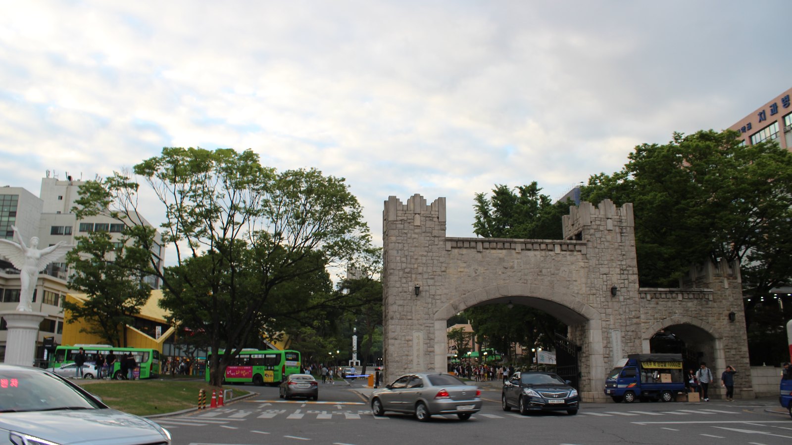 Main gate of Kyung Hee University