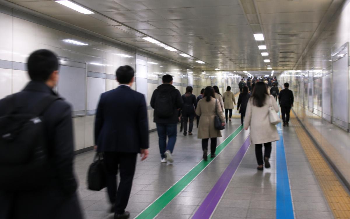 Underground transfer corridor with colour-coded line markings in Seoul